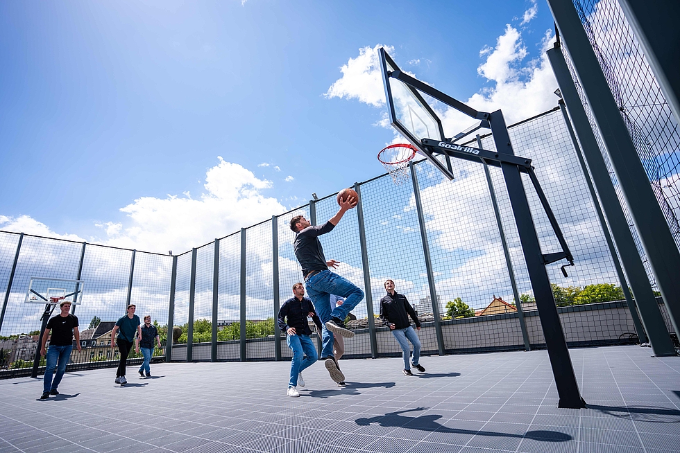 Das Gruner-Team beim Basketballspiel